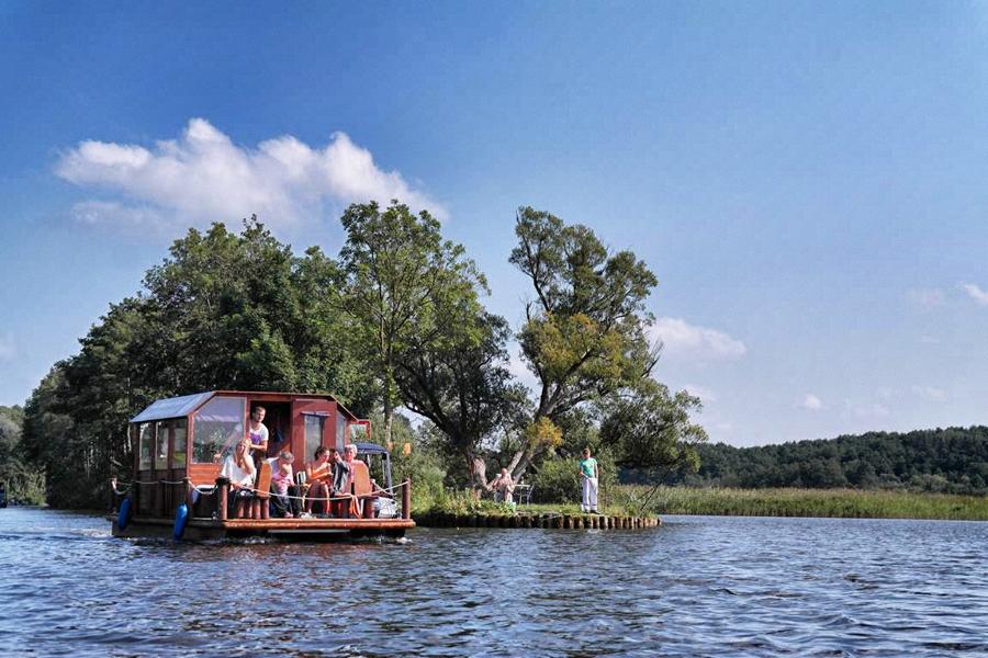 Mecklenburgische Seenplatte mit dem Floß